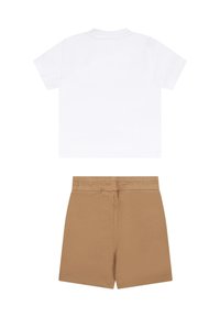 Witte T-shirt met korte mouwen en een ronde hals, gecombineerd met bruine shorts met een elastische tailleband. De stof is glad en heeft geen patronen.