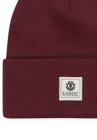 Burgundská pletená čiapka s prehnutým lemom, so štvrtcovou bielou nášivkou označenou "ELEMENT" a logom so vzorom stromu. Mäkka štruktúra.