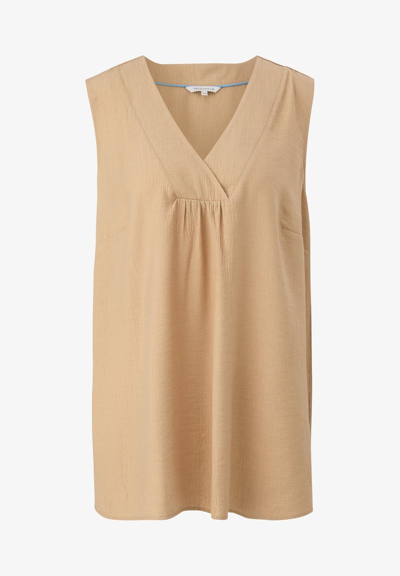 Blouse beige sans manches avec col en V et détail froncé subtil sous l'encolure, en tissu texturé.