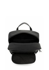 Juodas odinis kuprinės su lygiu paviršiumi, viršutine rankena ir užtrauktuku uždaroma pagrindine skyriumi. Turi mažesnę užtrauktuku uždaromą kišenėlę priekyje.