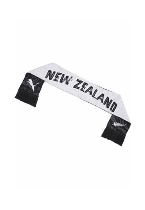 Witte en zwarte sjaal met tekst "New Zealand", zwarte uiteinden met een wit puma-logo aan de ene kant en een witte varen aan de andere.