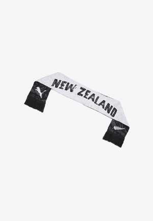Weißer und schwarzer Schal mit dem Text "New Zealand", schwarze Enden mit einem weißen Puma-Logo auf der einen Seite und einem weißen Farn auf der anderen.