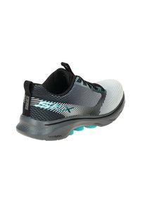 Leichtgewichtige Laufschuhe in Schwarz, Grau und Türkis. Mit einem Mesh-Obermaterial, gepolstertem Kragen, flachen Schnürsenkeln und einer gepolsterten Sohle mit blauen Akzenten.