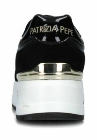 Sneaker in camoscio nero con dettagli lucidi neri e logo dorato. Presenta una suola intermedia bianca e una suola esterna nera a contrasto.