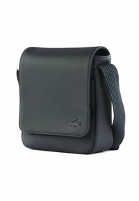 Borsa a spalla blu navy con finitura testurizzata, tracolla regolabile e pattina anteriore. Presenta un logo in rilievo nell'angolo inferiore.