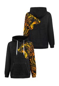 Črna kapuca s sprednjim žepom, ki ima živahno oranžno in rumeno grafiko leva ter zapletenimi vrtinčastimi motivi na eni izmed rokavov.
