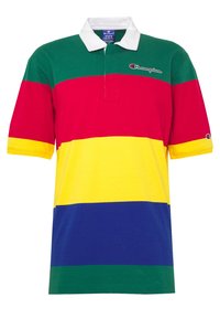 Polo shirt Champion avec des rayures horizontales vertes, rouges, jaunes et bleues, un col blanc et le logo Champion sur la poitrine et la manche.