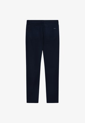 Granatowe spodnie o slim fit, z dwoma tylnymi kieszeniami i gładką fakturą materiału. Prosty krój nogawek, bez widocznych wzorów.