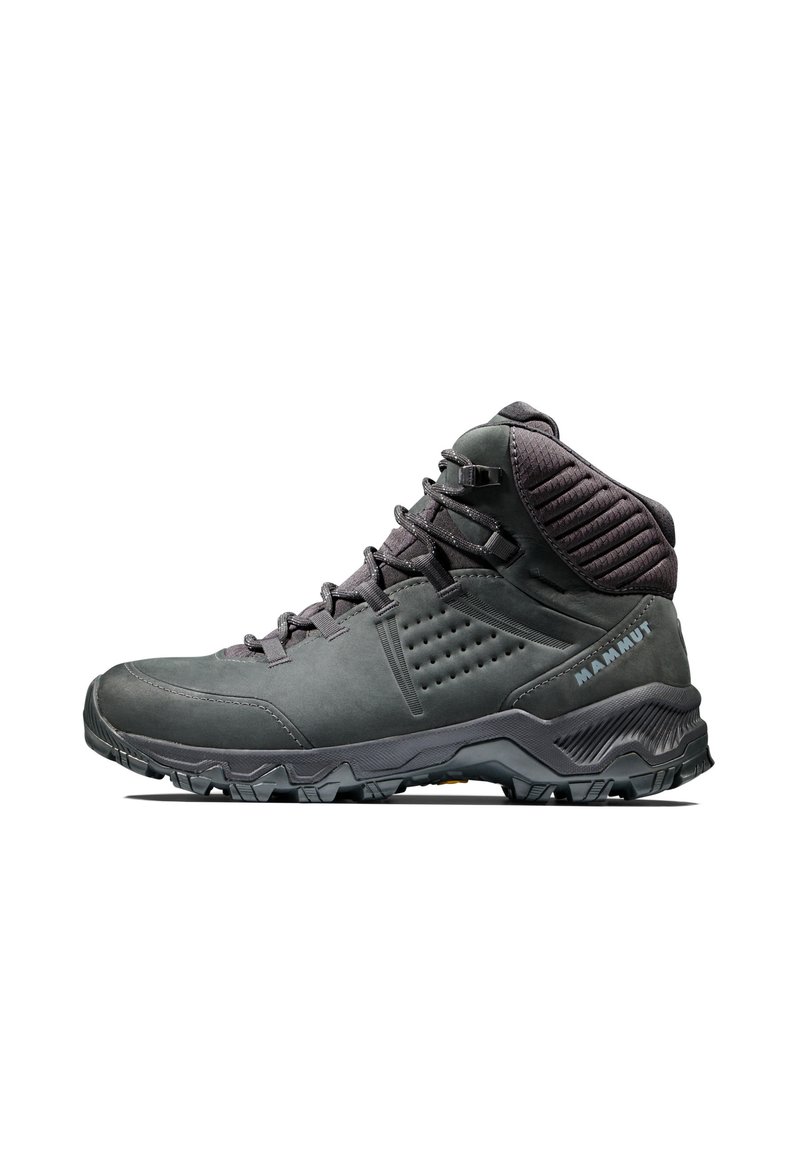 Grauer Wanderschuh mit hohem Knöcheldesign, Lederoberseite, strukturierten Akzenten, robustem Profil und markanten durchbrochenen Details.