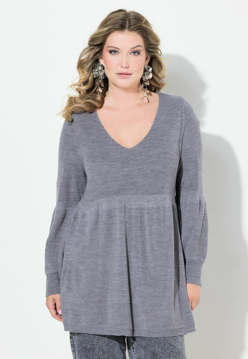 Maglione grigio lavorato a maglia con scollo a V, maniche lunghe e orlo svasato. Morbida trama con righe verticali e tasche laterali.
