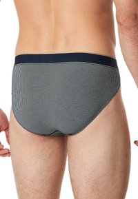 Slip da uomo in un design a righe blu navy e grigio, con una morbida cintura in vita e un taglio aderente, realizzati in tessuto elasticizzato per il massimo comfort.