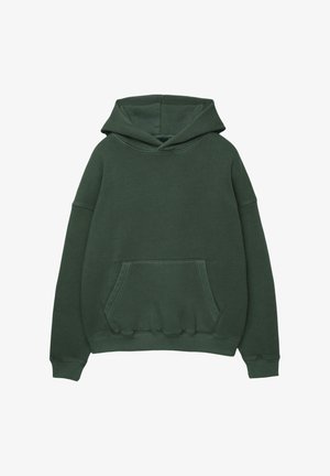 Mørkegrøn hættetrøje lavet af blødt stof, med en stor forlommek, snøre i hætten og ribstrikkede manchetter ved ærmerne og kanten.