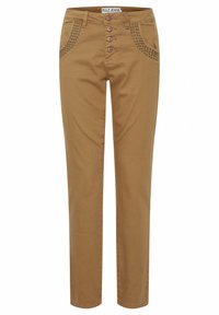 Pantalons beige ajustés, comportant cinq boutons, des poches en biais avec des accents cloutés et une texture lisse.