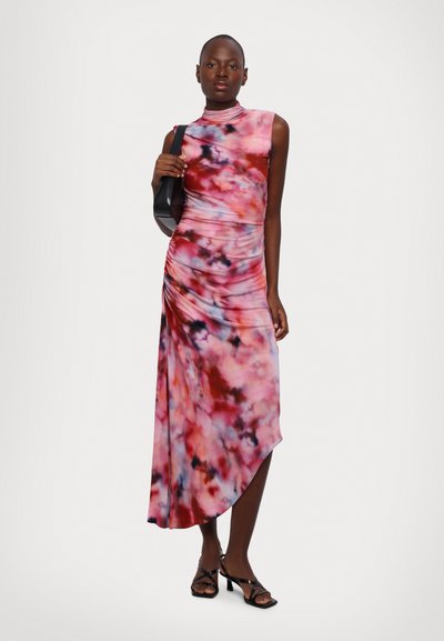 Fitted, sleeveless dress in a pink and red watercolor pattern, with side ruching and an asymmetrical hem. Smooth fabric and elegant silhouette.