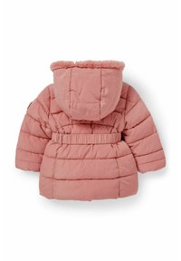 Růžová péřová bunda s kapucí, opatřená měkkým kožichem, páskem v pase a prošívaným designem. Hladká textura a elastické manžety.