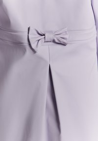 Fialová šaty s mašľou v oblasti pása, hladkou textúrou a predným rozparkom. Materiál vyzerá jemne a mierne lesklý.