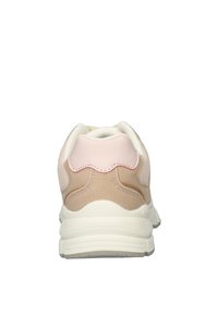 Sneakers met een witte zool, zachte roze en lichtbeige suède accenten, bovenkant van mesh, gewatteerde kraag en gestructureerd achterpaneel.