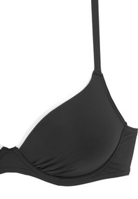 Schwarzes Bikini-Top aus glattem Stoff, mit herausnehmbaren Polstern und dünnen, verstellbaren Trägern. Weiße Details entlang der Ränder schaffen einen Kontrast.