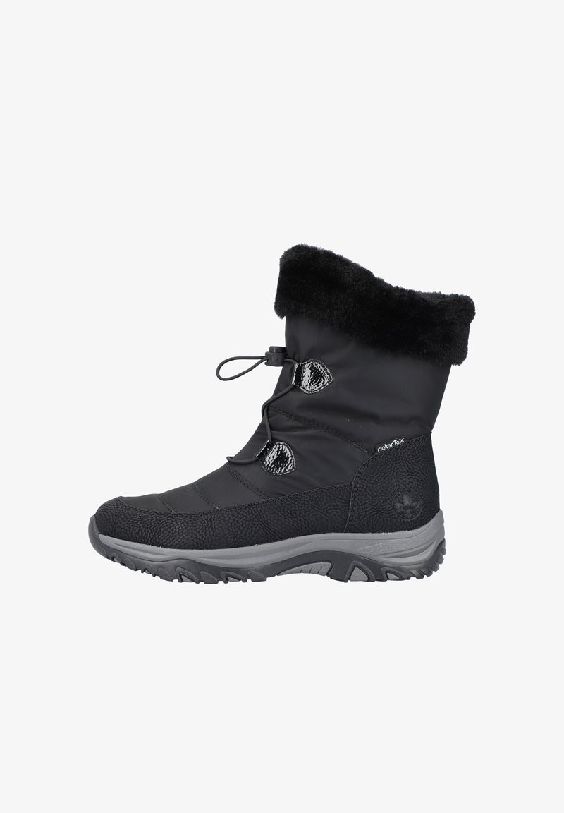 Zwarte winterboot met een gestructureerde afwerking, een met bont gevoerde rand en een grijze zool. Beschikt over een veterstop en contrasterende glanzende accenten.