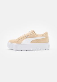 Sneakers in suede beige con una striscia laterale in pelle bianca, chiusura con lacci e suola spessa in gomma bianca. Accentuati da un marchio discreto.