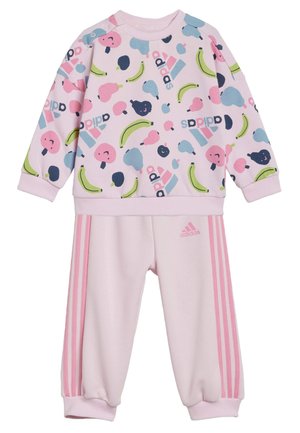Conjunto de chándal rosa para niños que incluye una sudadera estampada con frutas y gráficos divertidos, y joggers rosa a juego con tres rayas.