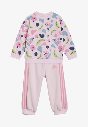 Conjunto de chándal rosa para niños que incluye una sudadera estampada con frutas y gráficos divertidos, y joggers rosa a juego con tres rayas.