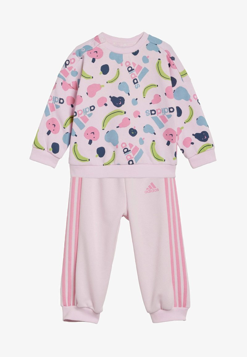Conjunto de chándal rosa para niños que incluye una sudadera estampada con frutas y gráficos divertidos, y joggers rosa a juego con tres rayas.