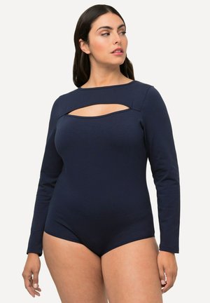 Marineblauer Badeanzug mit langen Ärmeln und Cut-Out-Detail am Ausschnitt. Hergestellt aus glattem Stoff, zeichnet er sich durch ein tailliertes Design und einen Rundhalsausschnitt aus.