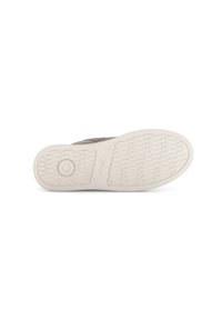 Zool van een grijze schoen met witte rubberen grip, cirkelpatroon nabij de hak en merknnaam "Gabor" in het midden gekleed.