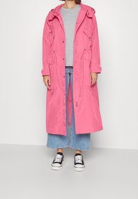 BOSS Tunn jacka - pink