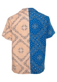 Camicia a maniche corte con un design diviso; pesca su un lato con motivi neri e blu sull'altro lato con disegni a contrasto.