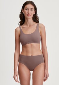 Ensemble bralette marron sans coutures et culotte taille haute, fabriqué en tissu doux et extensible avec de larges bretelles et une finition lisse.