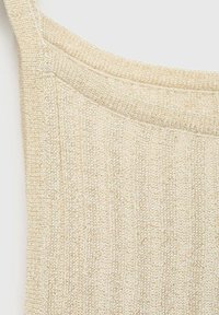 Canotta a maglia beige con coste verticali strette, caratterizzata da una texture morbida e spalline larghe. Adatta per essere indossata a strati o per look casual.
