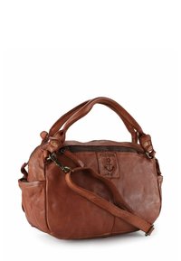 Bolso de mano de cuero marrón con dos asas, correa de hombro ajustable, bolsillo delantero con cremallera, logotipo de ancla en relieve y superficie texturizada.