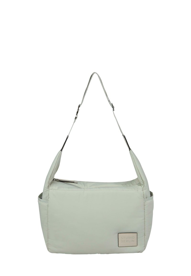 Borsa a spalla leggera grigia, imbottita, con tracolla regolabile; presenta una chiusura con zip e tasche laterali; etichetta in pelle con logo sulla parte frontale.