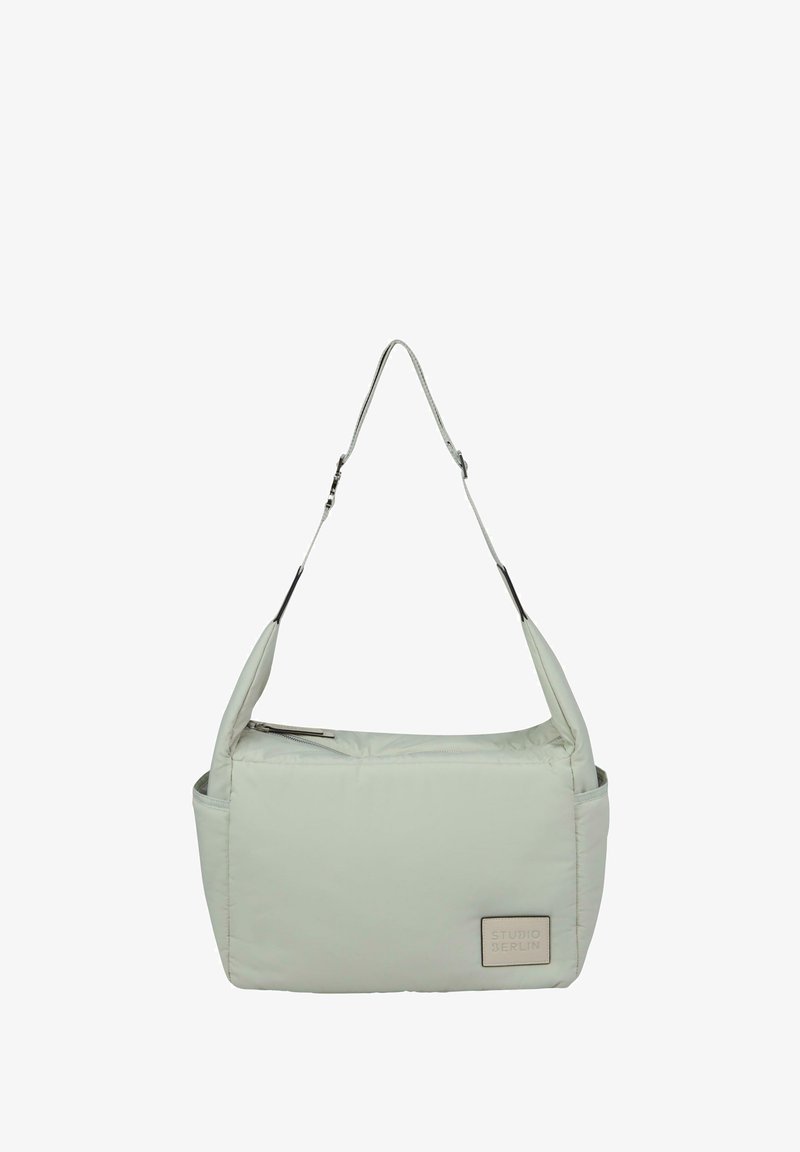 Borsa a spalla leggera grigia, imbottita, con tracolla regolabile; presenta una chiusura con zip e tasche laterali; etichetta in pelle con logo sulla parte frontale.