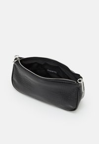 Borsa in pelle nera con effetto coccodrillo, con zip argentata, forma rettangolare, apertura superiore e interno in tessuto; presenta un'etichetta del marchio all'interno.