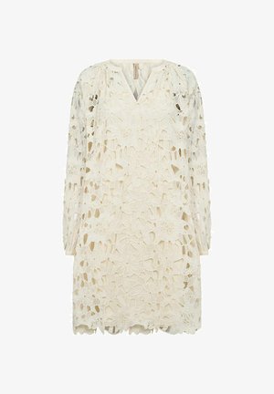Dlhé čipkové šaty v slonovinovej farbe so kvetinovými výrezmi, s V-výstrihom, dlhými rukávmi a vlnitým lemom. Podrobný vzor pridáva textúru a dizajnový záujem.