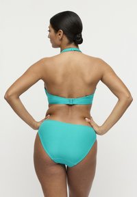 Turkusowy prążkowany komplet bikini z topem na szyję i wysokim stanem. Gładka faktura z zapięciem na klamrę z tyłu.