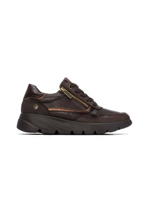Zapatilla deportiva de cuero marrón oscuro con detalle texturizado, cremallera dorada en el lateral, cordones en la parte delantera y suela negra gruesa sobre fondo blanco.