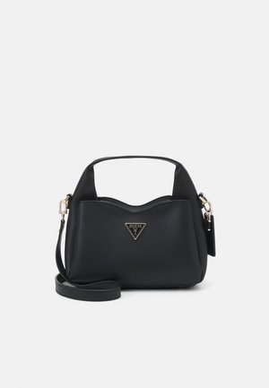 Schwarze Guess-Handtasche mit kurzem Griff und abnehmbarem Schulterriemen, dreieckigem Metall-Logo auf der Vorderseite und kleinem Etikett an der Seite.