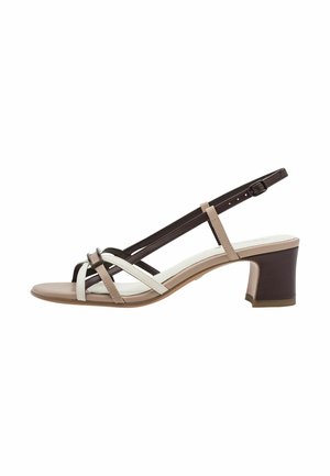 Slingback sandalen met hak in beige en bruin. Voorzien van gekruiste bandjes en een middelhoge blokhak. Zachte, gladde bovenkant met een gevoerd voetbed.