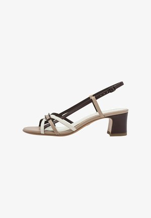 Slingback sandalen met hak in beige en bruin. Voorzien van gekruiste bandjes en een middelhoge blokhak. Zachte, gladde bovenkant met een gevoerd voetbed.