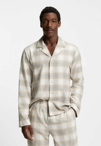 Männliches Kariertes Schlafset in Creme-, Beige- und Hellblautönen. Hemd mit Knopfleiste und Kragen sowie Hose mit elastischem Bund. Weicher Stoff.