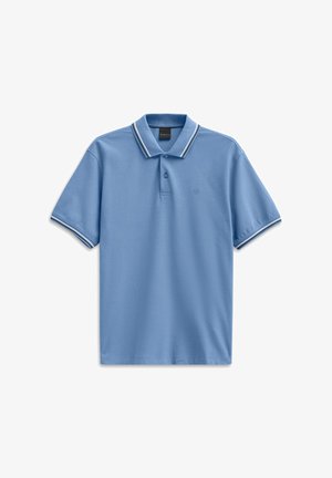 Polo shirt blu chiaro in cotone, con colletto classico, due bottoni e strisce bianche a contrasto sul colletto e sulle maniche.