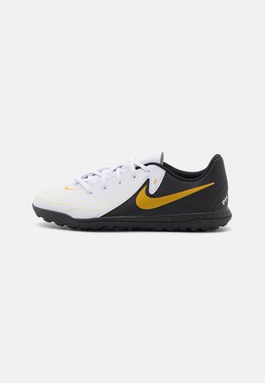 Scarpe da ginnastica bianche e nere con uno swoosh giallo, dotate di una suola in gomma testurizzata, punta arrotondata e lacci bianchi.