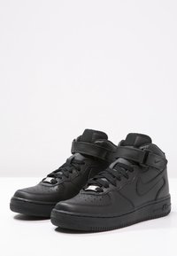 Czarne wysokie sneakersy wykonane z gładkiej skóry. Posiadają wyściełany kołnierz, sznurowaną konstrukcję i rzep. Gumowa podeszwa z teksturowanym gripem.