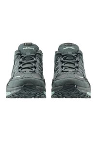Scarpe da trekking grigie in suede e mesh, con suola testurizzata, punta rinforzata e contrassegnate con "GORE-TEX" per la impermeabilità.