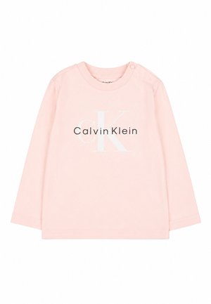 Maglietta per neonati a maniche lunghe rosa chiaro con logo Calvin Klein in lettere bianche e nere e due bottoni a pressione sulla spalla sinistra.