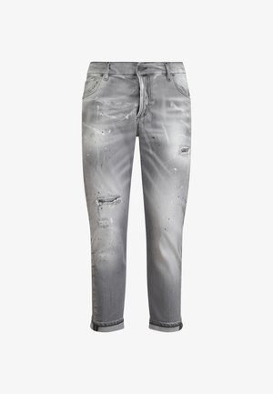 Jeans in denim grigio con design consumato, caratterizzati da strappi e schizzi di vernice. Vestibilità a gamba dritta, orli risvoltati e tasche tradizionali.